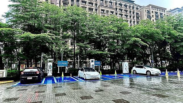 南港軟體園區南北雙站上線，不僅具有360kW超高速快充、24小時開放、免停車費，還緊鄰國道交流道。（EVOASIS提供）