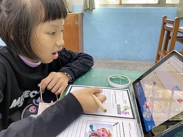 酷英英語線上學習平台結合AI技術，開發練習英語口說等資源。新竹縣新埔鎮新星國小教師詹美貞讓學生和聊天機器人對話，增加練習英語的機會。 （國教署提供） 中央社記者許秩維傳真 112年11月26日  
