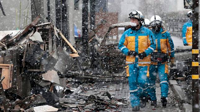 日本石川縣警持續在地震後發生火災的輪島市區搜索。美聯社