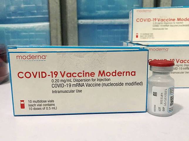 美國宣布將援助台灣250萬劑莫德納武漢肺炎疫苗，若加上目前已經抵台的235.66萬劑疫苗，將會有485.66萬劑，目前第八類優先接種對象「65到74歲長者」也能接種到。(食藥署提供)
