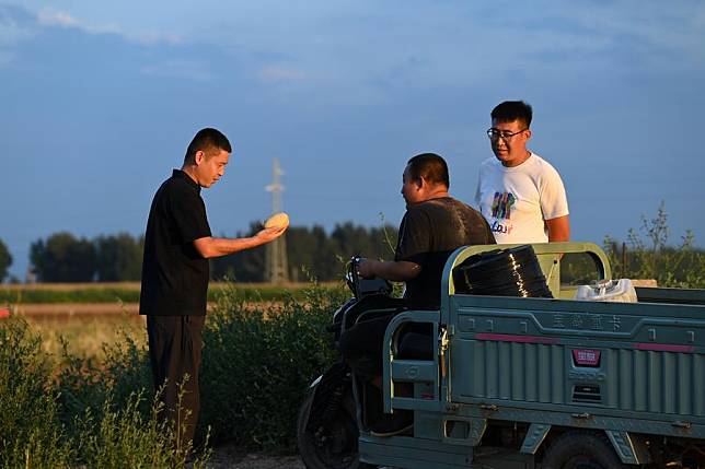 Zhao Yongzhuang (L) chats with villagers in Beizhang Township, Wenshui County of north China's Shanxi Province, Aug. 19, 2024. (Xinhua/Zhan Yan)