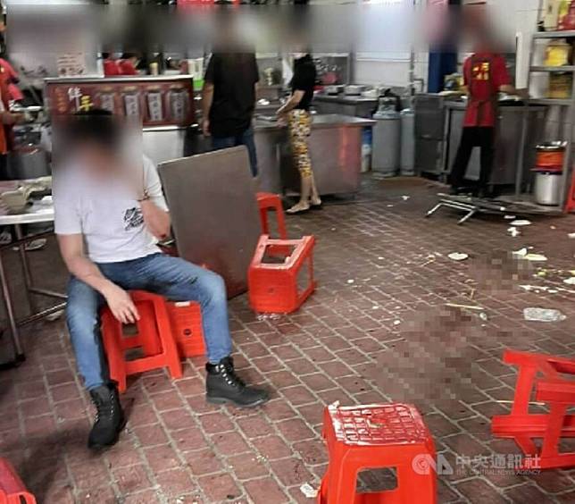 台中市第二市場23日清晨疑有多名顧客因點餐糾紛爆發肢體衝突，警消獲報到場。（翻攝照片）