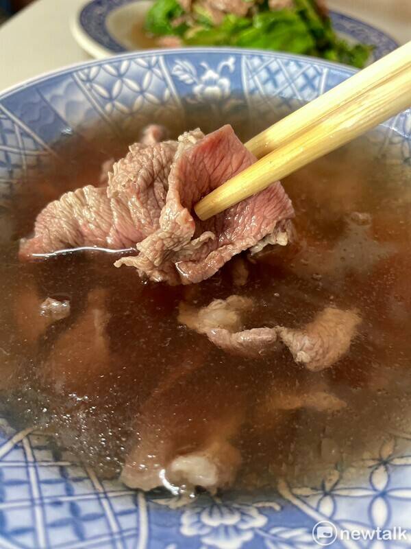 台南每一家牛肉湯都有他自己獨家湯頭，新鮮溫體牛肉和湯頭是台南牛肉湯的精髓。 圖：黃博郎／攝