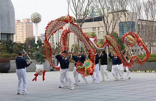 大台北地區打卡人氣景點關渡靜思堂，「慈龍隊」帶來賀新春演繹祥龍現瑞，現場喜氣洋洋。