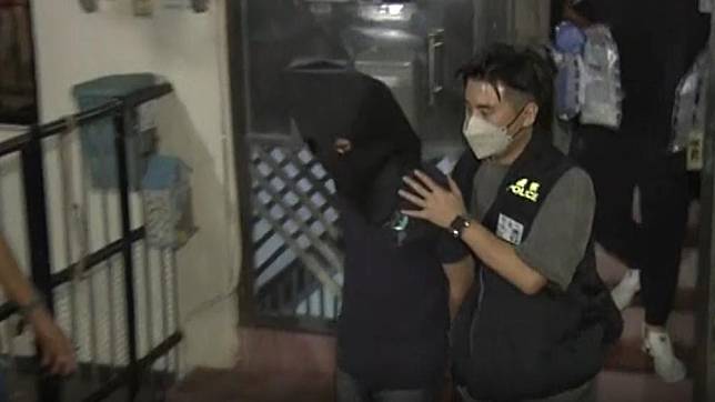 警破何文田劏房毒品分銷中心，一對男女被捕檢約70萬冰毒。(電視截圖)