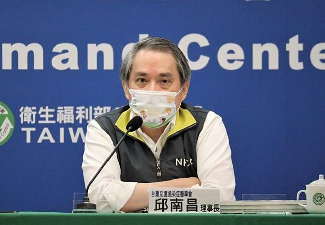 台灣兒童感染症醫學會理事長邱南昌，說明兒童確診腦炎4大病變機制。（圖／翻指揮中心）