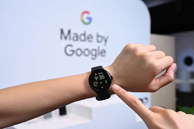 Google Pixel Watch 2 配有三個全新的感測器：多徑式心率感測器、皮膚溫度感應器與膚電活動感測器，提供使用者更為精準的健康監測。（圖／官方提供）