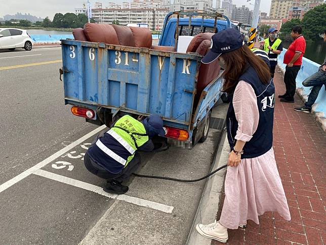 桃園加強管制烏賊車，增設內壢空氣品質維護區明年元旦正式上路。（環保局提供）