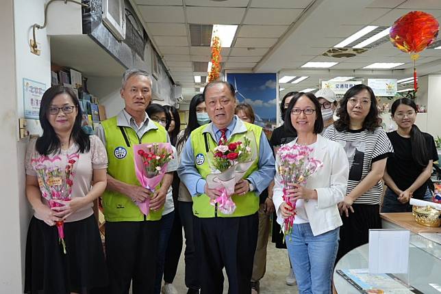 澎湖縣長陳光復10日下午在秘書長蔡淇賢的陪同下，前往縣府各局處向辛勞的同仁們分送康乃馨。（記者張翔翻攝）