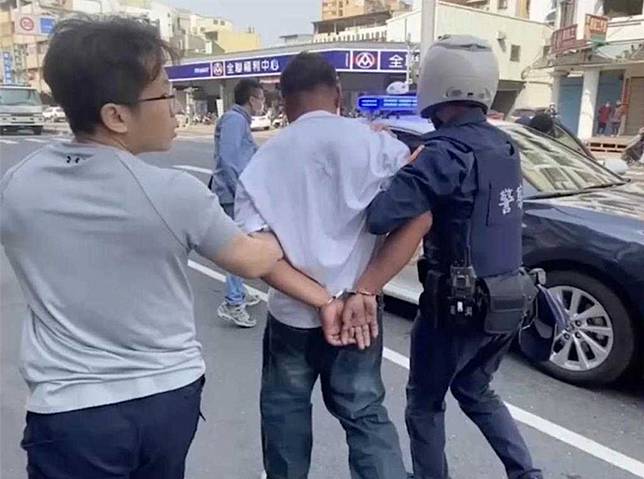 邱姓魚販砍死夏姓女友，被在附近辦案的刑警壓制逮捕。（圖／報系資料照／中國時報郭良傑高雄傳真）