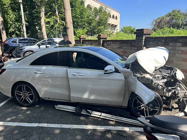 台中賓士車王姓駕駛毒駕，車頭撞成廢鐵。(民眾提供)