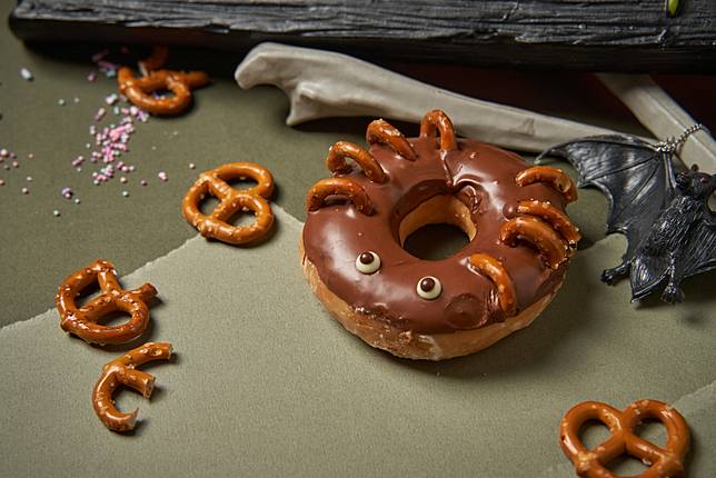 「邪惡蜘蛛 賴瑞」原味糖霜甜甜圈淋上香濃榛果巧克力，搭配脆口的蝴蝶餅，卡滋卡滋多層次享受一次滿足。(圖片提供/Krispy Kreme)