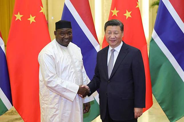 ▲中國國家主席習近平日前在中非論壇，宣布將提供非洲高達600億美元的無償援助。圖左起為甘比亞總統巴羅（ Adama Barrow ）、習近平。（圖／達志影像／美聯社）