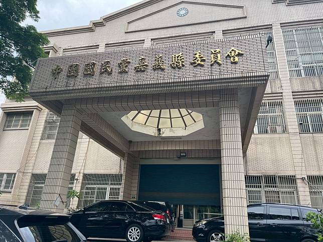 國民黨嘉義縣黨部昨（5）日遭檢調搜索，搬走2大箱文件。記者黃于凡／攝影