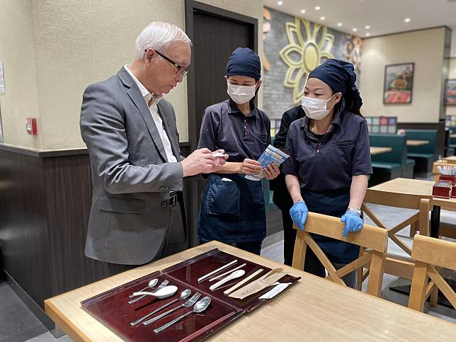 環境及生態局局長謝展寰早前到訪餐廳，了解首日實施「走塑」的情況。(環境及生態局FB/資料圖片)