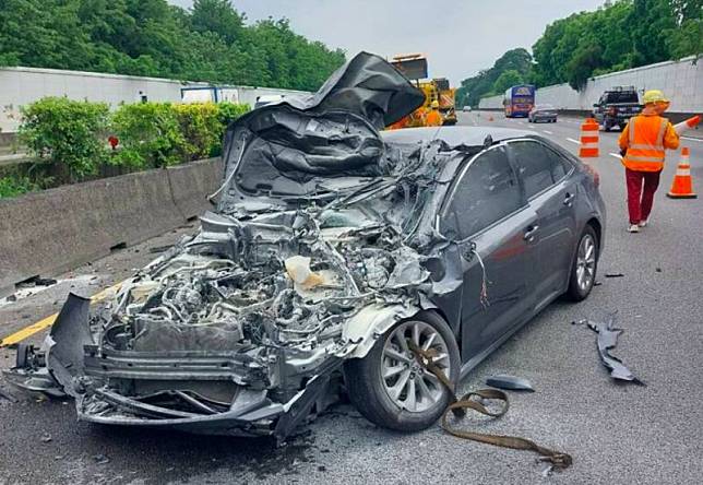 國1苗栗頭屋路段轎車追撞垃圾撿拾作業緩撞車