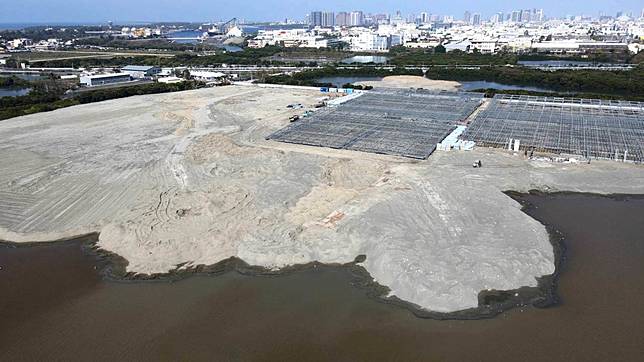 台南社大指控，鯤鯓路漁電共生案場，市府雖已要求停工，但填土範圍仍持續擴大。（台南社大環境小組提供）