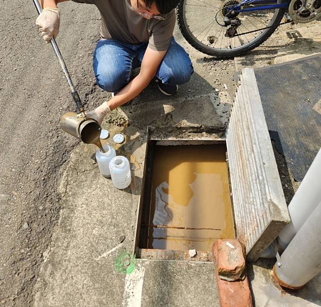 竹北市福竹街旁豆子埔溪黃泥水，環保局稽查員抽驗係一旁工地所致，竹縣府要求三天內恢復溝渠原狀。（記者彭新茹攝)