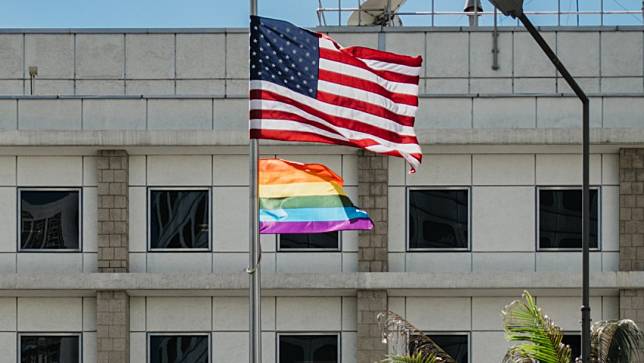 2021年6月10日，美國駐香港及澳門總領事館在LGBT驕傲月升起彩虹旗。路透社