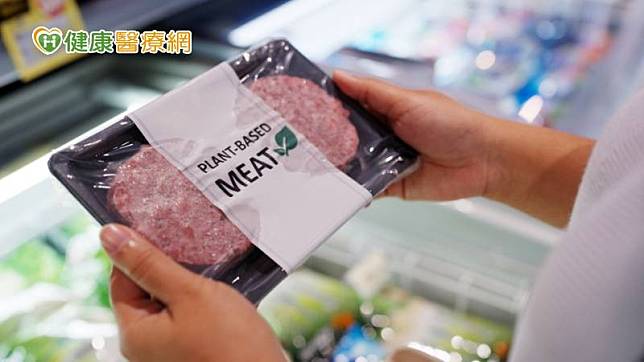 許多植物肉品牌會將多種維生素、礦物質，特別是素食者較不易攝取到的維生素B12、鐵等加入植物肉中，以此強化「植物肉」的營養價值。