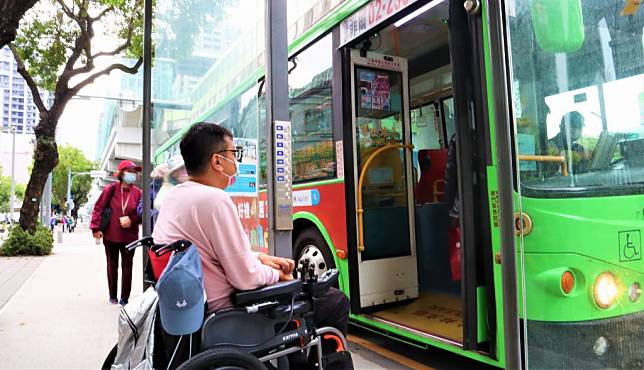 台中市各公車班次與乘客，藉由候車亭黃色鈴鐺的連結，讓身障朋友也能順利上車抵目的地。 （記者陳金龍攝）