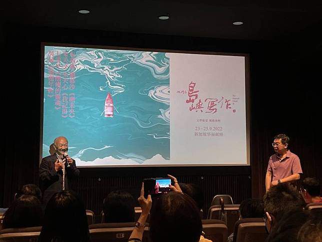 以台灣「國民詩人」吳晟為主角的個人紀錄片「他還年輕」25日在新加坡首映，吳晟（左）親自出席映後交流。中央社記者侯姿瑩新加坡攝 111年9月25日  
