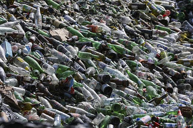 One key source of glass bottles for Hong Kong’s recycling industry, the city’s bars and nightclubs, will be out of action for at least two weeks as part of the battle against Covid-19. Photo: Nora Tam