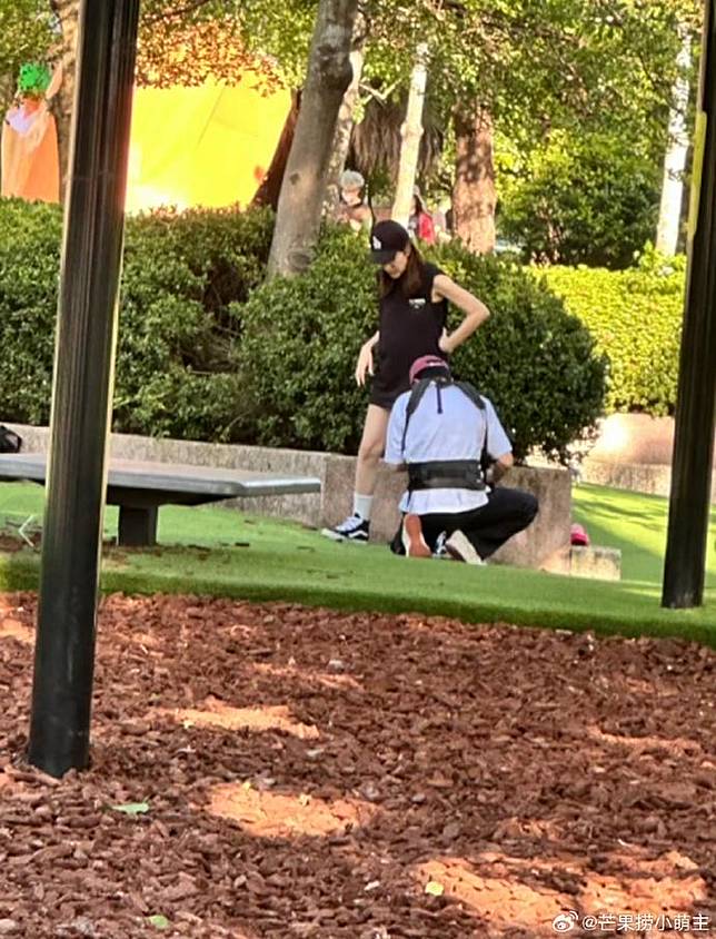 許瑋甯和邱澤近日被網友目擊在公園遛娃。（圖／翻攝微博）