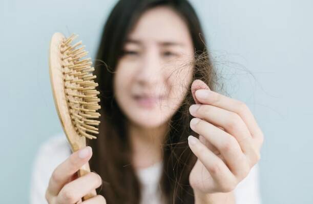 醫師指出，每日落髮80至100根頭髮都算是合理範圍，若是每次約抓起20至30根的頭髮，每把可拉下約5至10根的頭髮，就須注意；情境照，圖中人物與本文無關。(圖取自freepik)