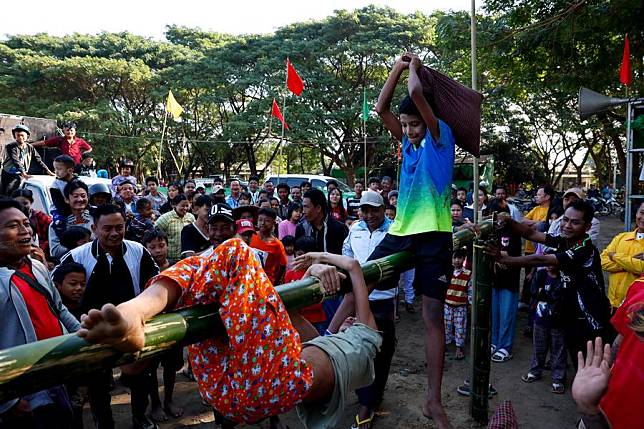 Children compete in a pillow-fighting game during an event marking the 77th Anniversary of Independence Day in Nay Pyi Taw, Myanmar, Jan. 4, 2025. (Xinhua/Myo Kyaw Soe)