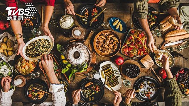 不少人喜歡靠吃美食來紓壓。（示意圖／shutterstock達志影像）