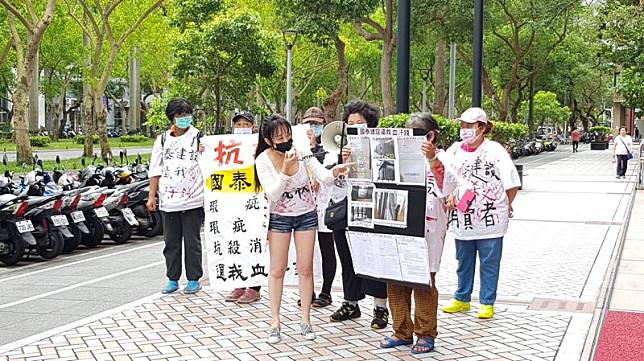 豪宅屋主葉女不滿國泰建設房屋缺失，到國泰人壽大樓前舉白布條怒槓建商。（讀者提供）