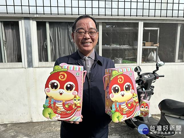 南投縣農會總幹事曾明瑞推瑞蛇梅禮盒歡迎大眾選購，年節還有大禮。（記者扶小萍攝）