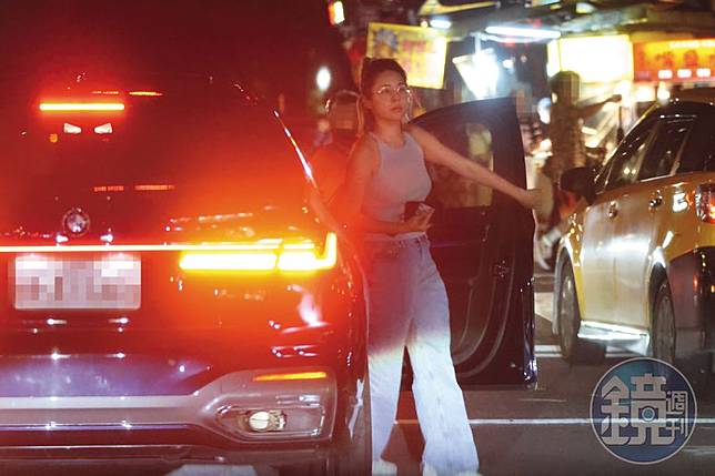 徐瑋吟與男子同車一路開往士林，途中她頻繁下車採買。