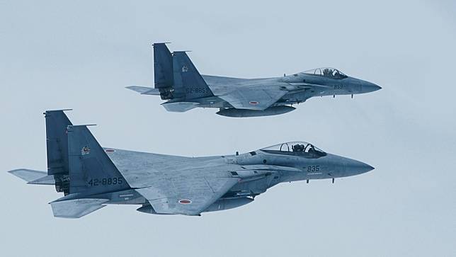 針對中國與俄羅斯軍機闖防空識別區，日本航空自衛隊戰機緊急升空警戒監視。翻攝Twitter＠jointstaffpa