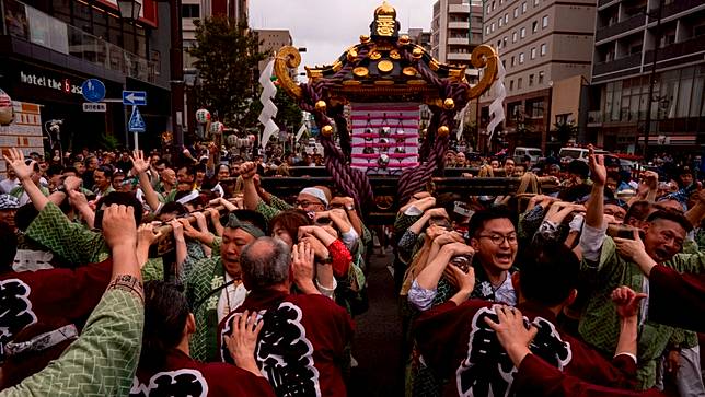 2025年5月18日，日本東京淺草的盛大祭典「三社祭」最終日，轎夫們抬著神轎遊街。美聯社