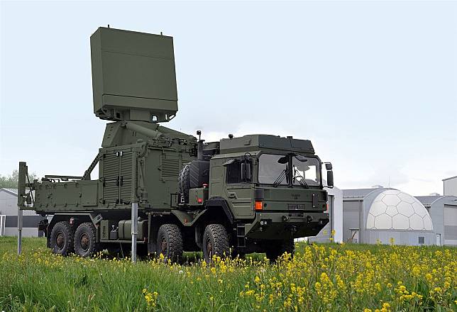 首部TRML-4D雷達車已交付烏克蘭，將搭配IRIS-T SLM防空飛彈，對抗俄軍空中威脅。（取自亨索德網站）
