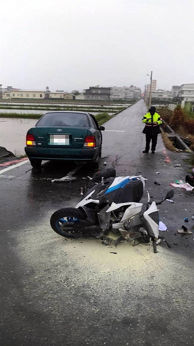 機車、小客車車禍 3人受傷送醫