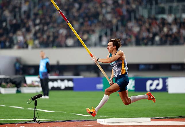 Armand Duplantis of Sweden challenges the 6.25m height of the men's pole vault final at the Yangtze River Delta Athletics Diamond Gala in Suzhou, east China's Jiangsu Province, April 27, 2024. (Xinhua/Wang Lili)