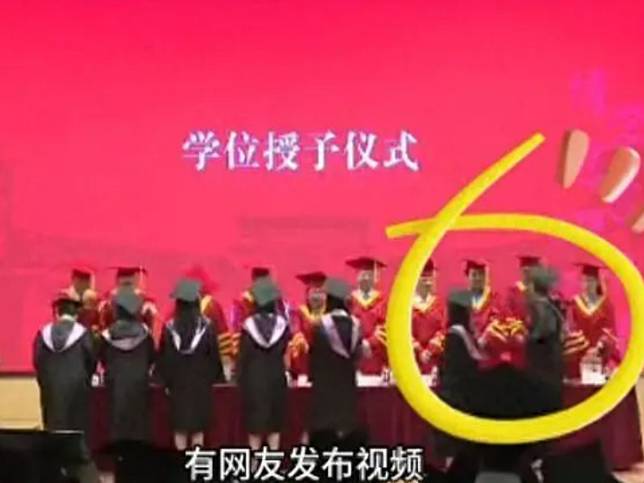 復旦大學夏姓台灣學生在畢業典禮上打老師，結果被開除學籍。（圖： X平台）