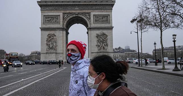 法國取消口罩令卻迎來第7波疫情　衛生部長急呼籲「搭車戴口罩」