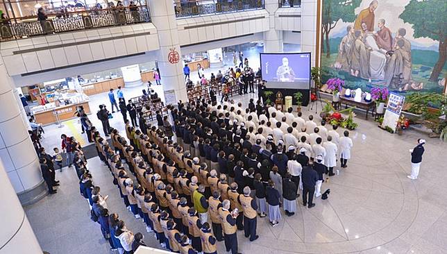 台北慈濟醫院於3月31日午間舉辦「緬泰地震虔誠祈禱祝福會」，眾人共聚善念，募心募愛，為緬泰災民祈福。