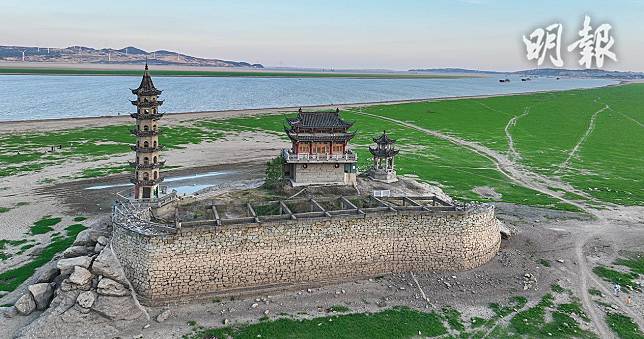 中國最大淡水湖鄱陽湖水位持續走低，已進入低枯水期。原本處於鄱陽湖中的「落星墩」完全露出，周圍的大面積湖牀變成「草原」，攝於8月23日。（中新社）