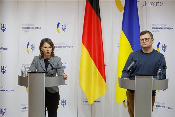 德國外交部長貝爾伯克（左）與烏克蘭外交部長庫列巴10日在基輔舉行聯合記者會。路透社