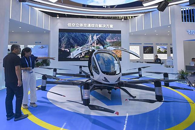 A visitor learns about a driverless aircraft at the Smart Mobility Zone during the third Global Digital Trade Expo in Hangzhou, east China's Zhejiang Province, Sept. 25, 2024. (Xinhua/Huang Zongzhi)