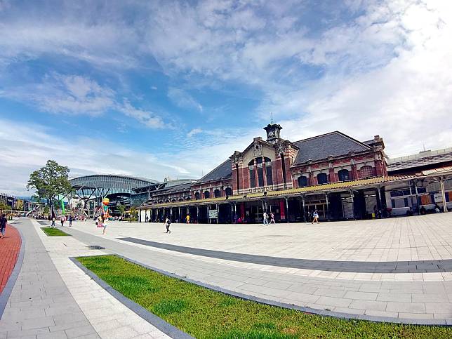 耶誕佈展施工 舊台中火車站、綠柳川部分管制