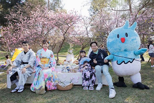 新竹市賞花季登場，超過八百株盛開的櫻花樹搭配新竹公園內日式建築與庭園，將公園妝點成浪漫粉色花海的和風景點。（記者曾芳蘭攝）