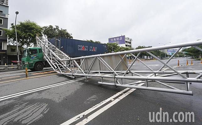 高雄市中華路地下道限高架今天中午被一輛超高貨櫃車撞壞掉落車道，導致路過一輛小客車受損，意外也造成現場雙向交通回堵。記者劉學聖／攝影