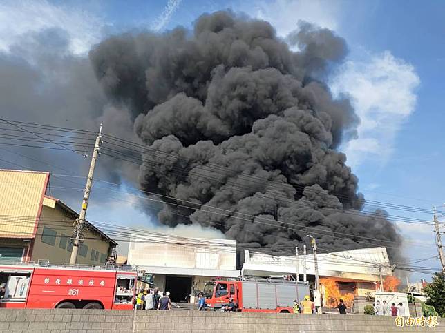 彰化大村一保麗龍廠發生火警，現場都是易燃物，火勢一發不可收拾。(記者陳冠備攝)