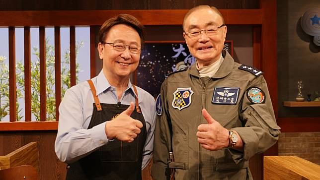 馮世寬（右）日前穿三星軍裝接受MOMOTV節目《大雲時堂》主持人李四端（左）專訪。MOMOTV提供